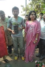 Farhan Akhtar plants a tree with Shaina NC in  Mumbai on 19th Jan 2012(69).jpg